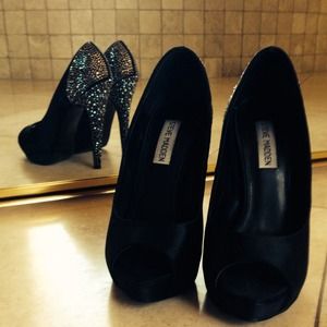 ⌛️HOLD⏳Steve Madden black peep toe w/crystals