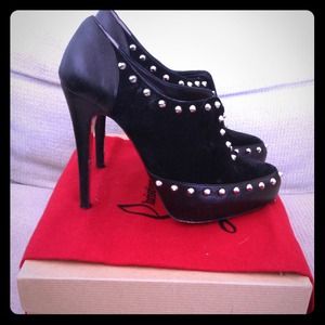 🚨SOLD🚨💯AUTHENTIC CHRISTIAN LOUBOUTIN BOOTIES