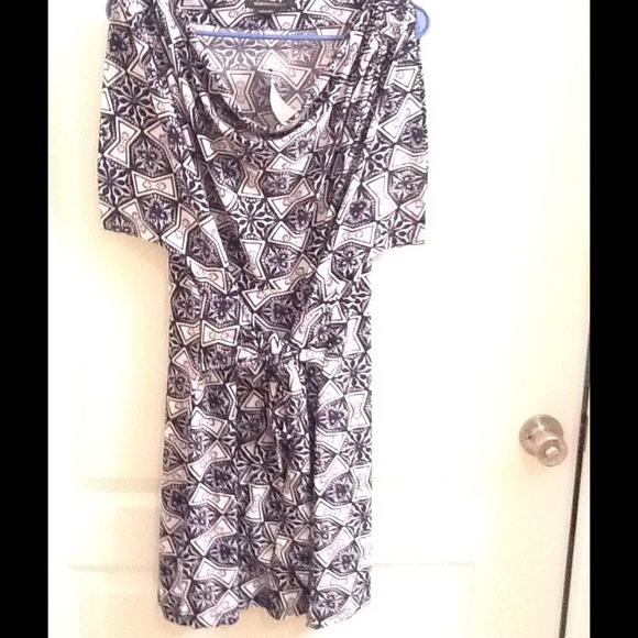 ❌SOLD❌NWT navy/white "Mosiac Wonder" BCBG MaxDRESS