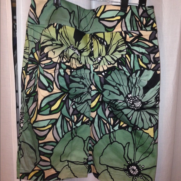 ⭐️SOLD⭐️Printed pencil skirt - Picture 2 of 3