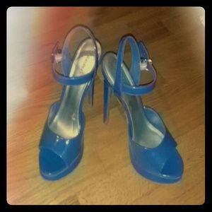 Blue pumps