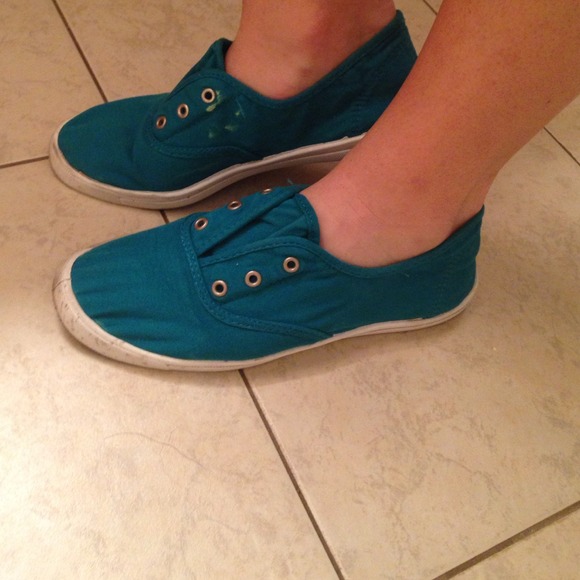 Turquoise shoes. - Picture 2 of 3