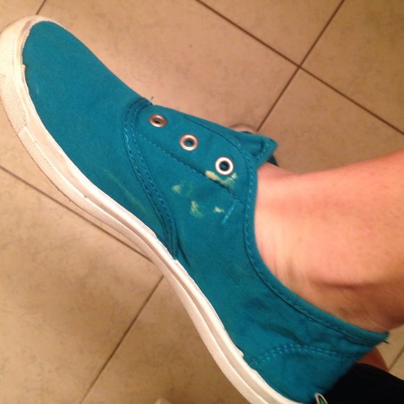 Turquoise shoes. - Picture 3 of 3