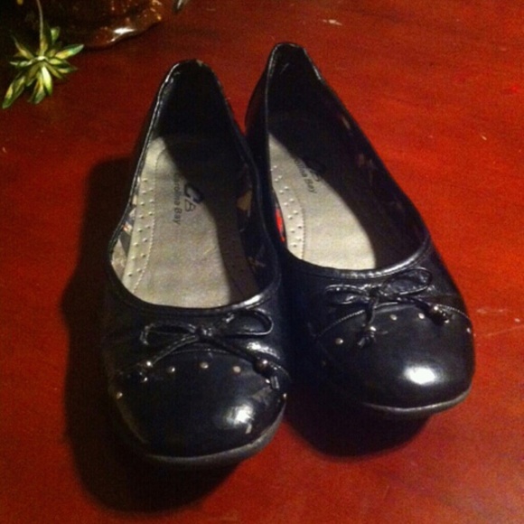 Black bow shoes