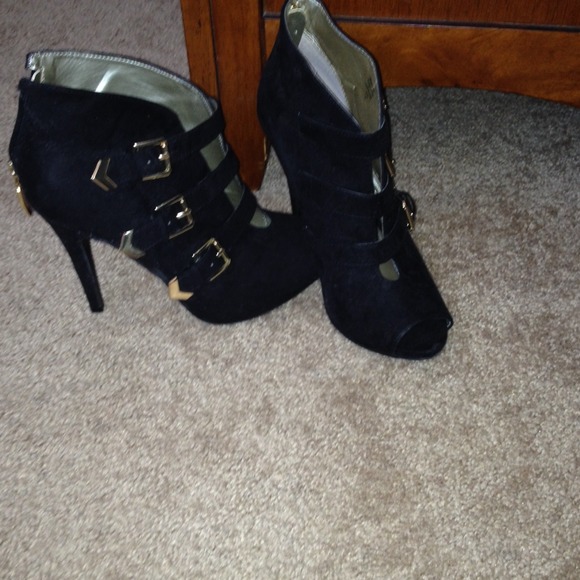 Guess ankle booties. - Picture 2 of 4
