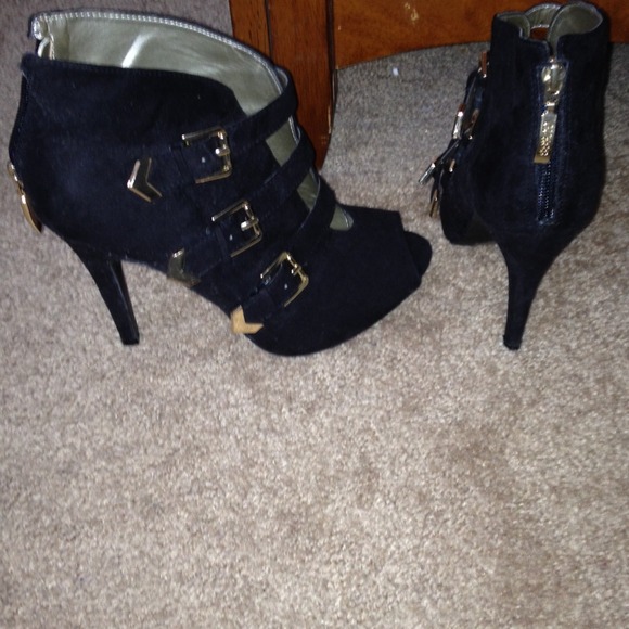 Guess ankle booties. - Picture 3 of 4