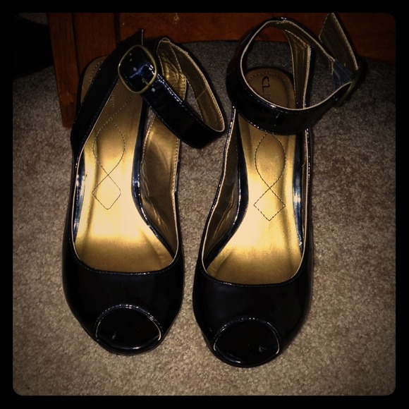 Shinny ankle strap heels - Picture 1 of 4
