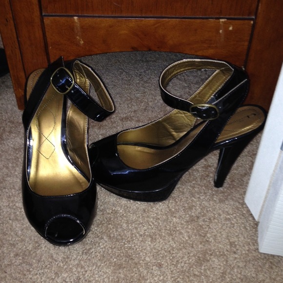 Shinny ankle strap heels - Picture 2 of 4