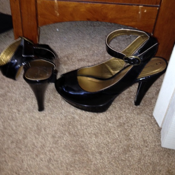Shinny ankle strap heels - Picture 3 of 4
