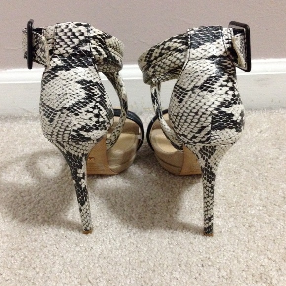 New sexy snakeskin pumps-Sold in bundle - Picture 3 of 4