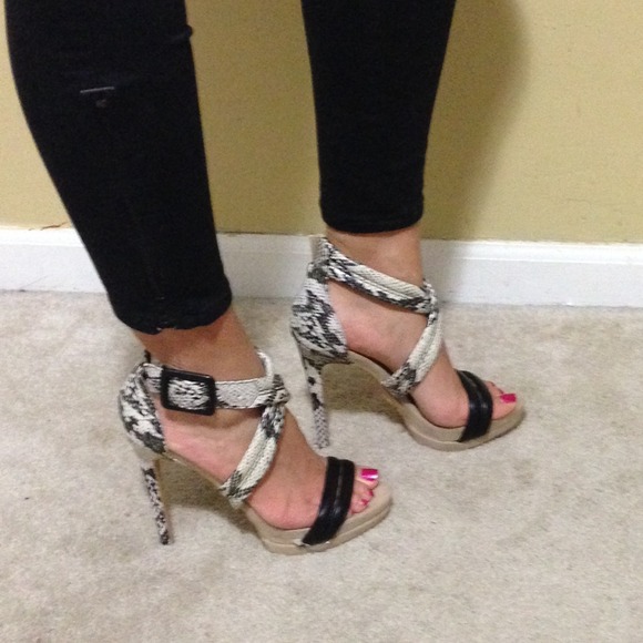 New sexy snakeskin pumps-Sold in bundle - Picture 2 of 4