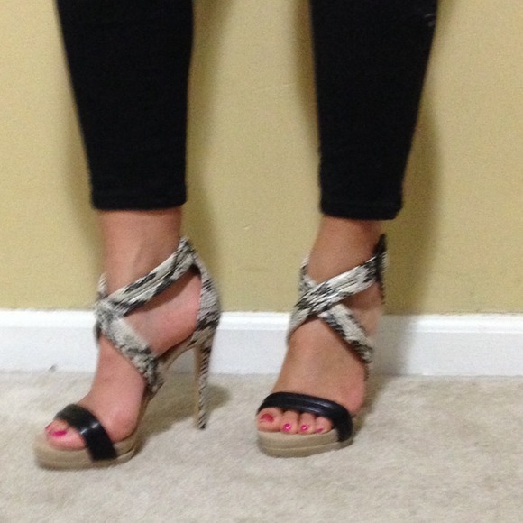 New sexy snakeskin pumps-Sold in bundle - Picture 4 of 4