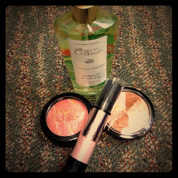 Bronzers, VS Shimmer Powder & VS Fragrance Mist😍