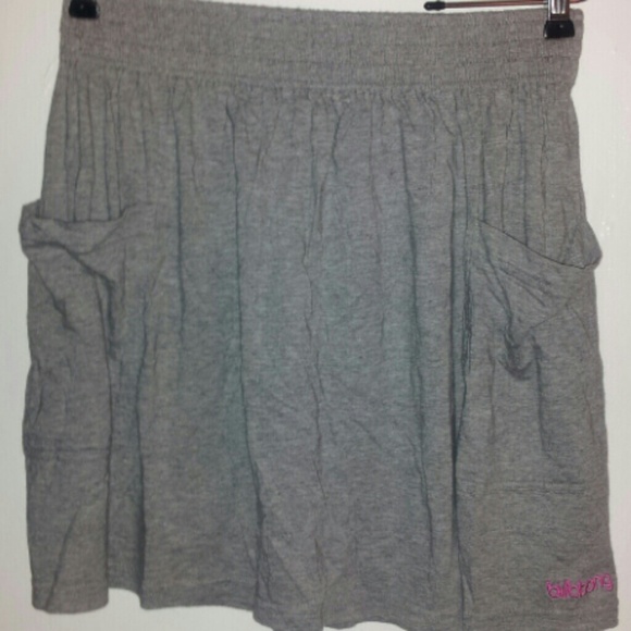Grey skirt with pokets.