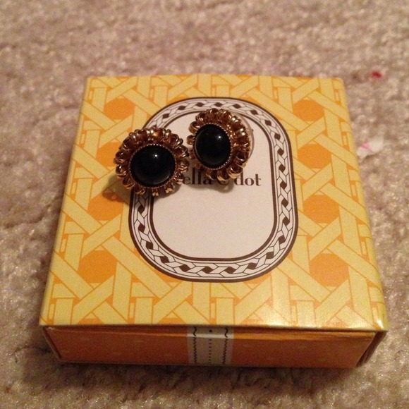 Gigi Studs- black