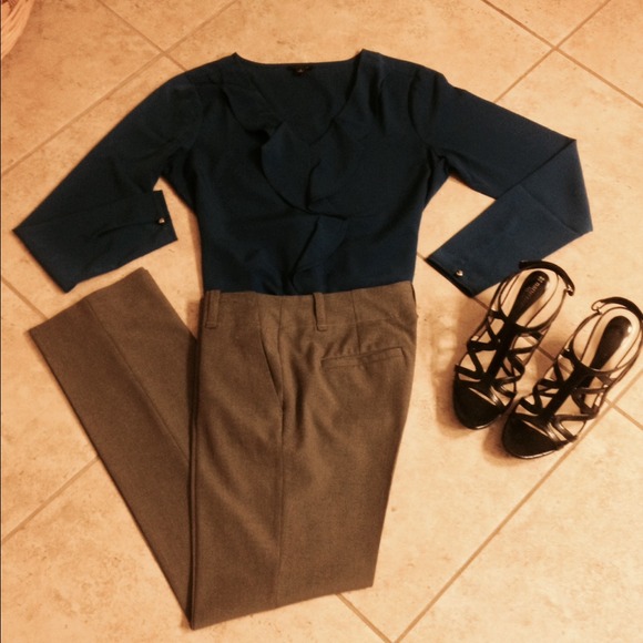 Ann Taylor fitted straight leg slacks-light grey