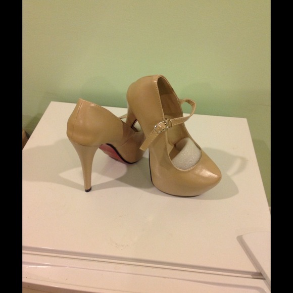Nude pumps