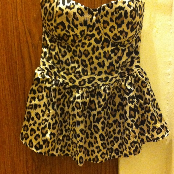 Tops - [Sold] Leopard print top