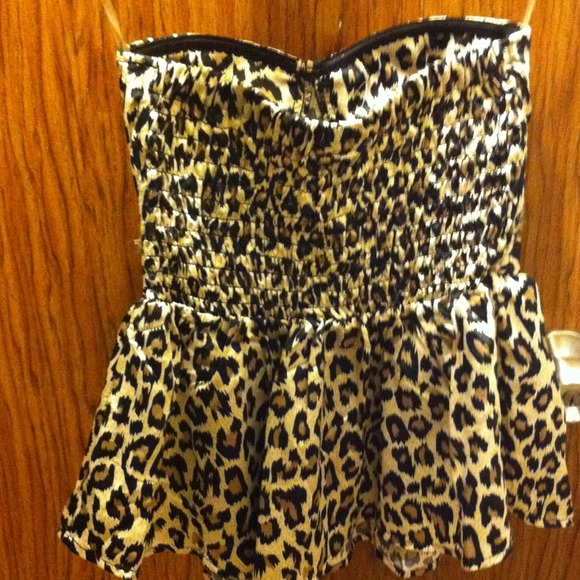 [Sold] Leopard print top - Picture 2 of 4