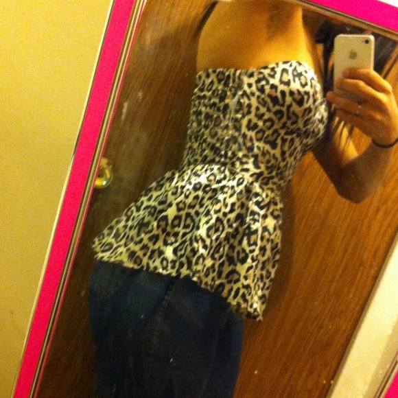 [Sold] Leopard print top - Picture 3 of 4