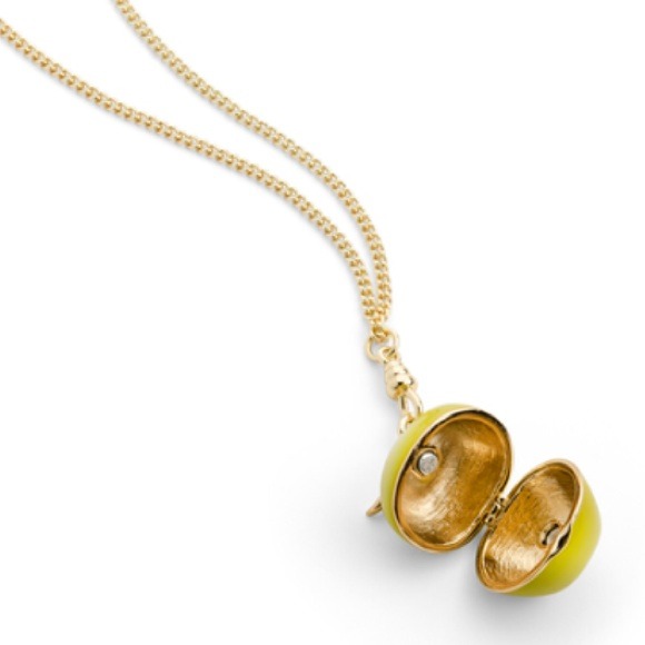 Jewelmint: Apple A Day Pendant - Picture 1 of 4