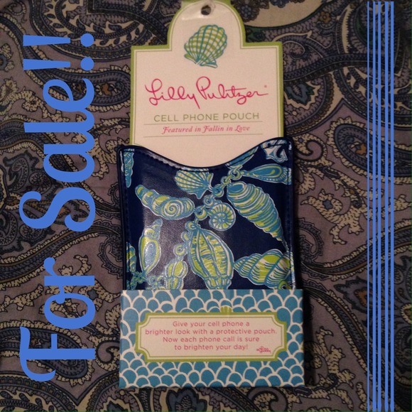Lilly Pulitzer Cell Phone Pouch in Fallin In Love