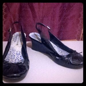 Glossy wedges with bow