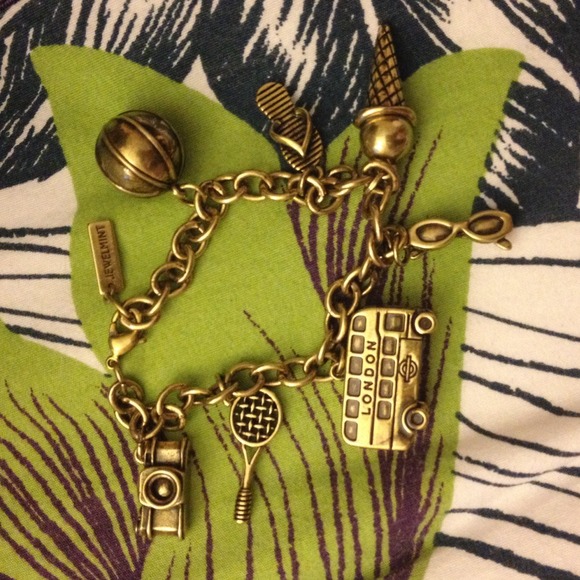 Jewelmint: London Calling Bracelet - Picture 1 of 3