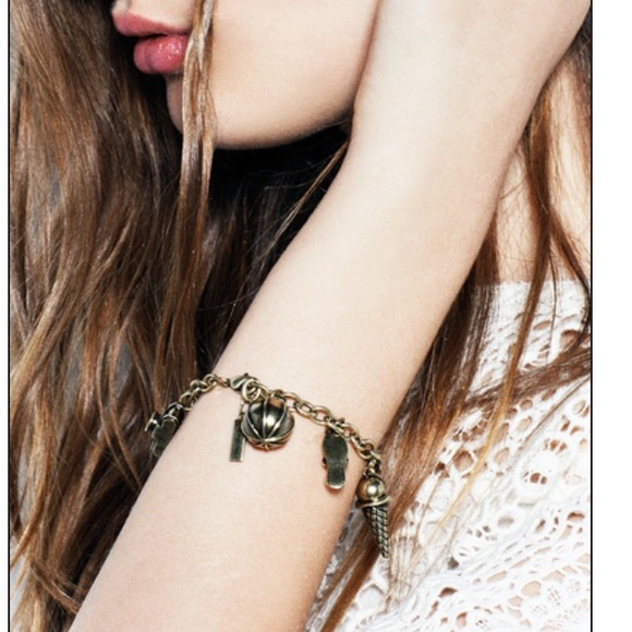 Jewelmint: London Calling Bracelet - Picture 3 of 3