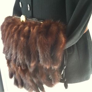 *SKI LODGE HOST PIC FEBRUARY FOX MUFF PURSE