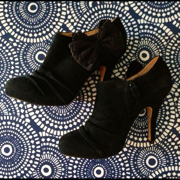 BETSEY JOHNSON Bow-tie zip up booties NEVER WORN