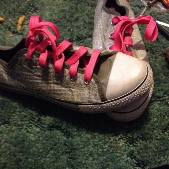 Converses - Picture 1 of 1