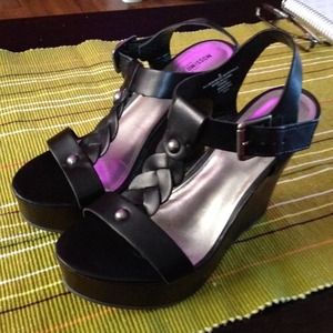 Black wedge shoes size 6