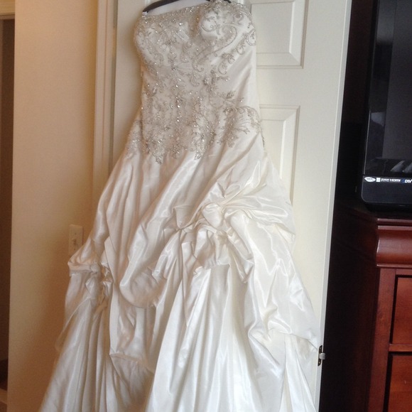 Beautiful Wedding gown,  earrings and Tierra