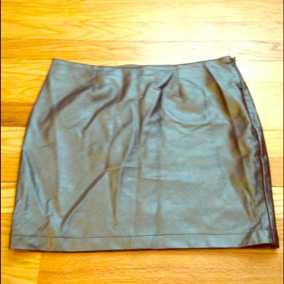 ON HOLD Faux leather skirt