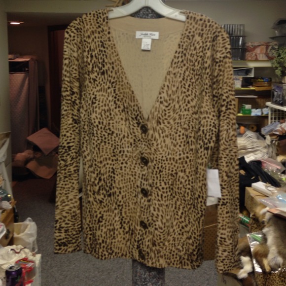 🌺🌺🌺sold🌺🌺🌺NWT V Neck Animal Print Cardigan