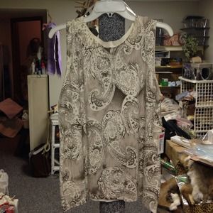 🌺🌺🌺sold🌺🌺🌺NWT Sleeveless Beige Print Top