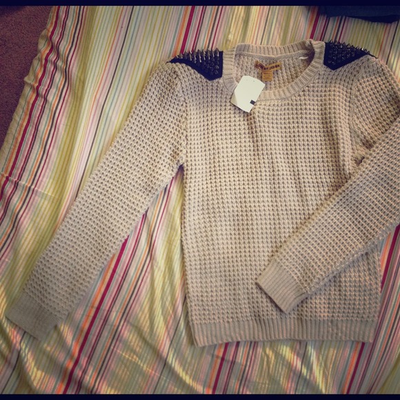 MEDIUM STUDDED SHOULDER OVER SIZED SWEATER😍 NEW!