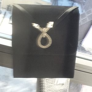 Wonderful dressy purse w/elegant rhinestone accent