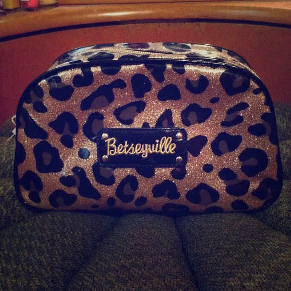 Betseyville Other - Betseyville Cheetah Make Up Bag