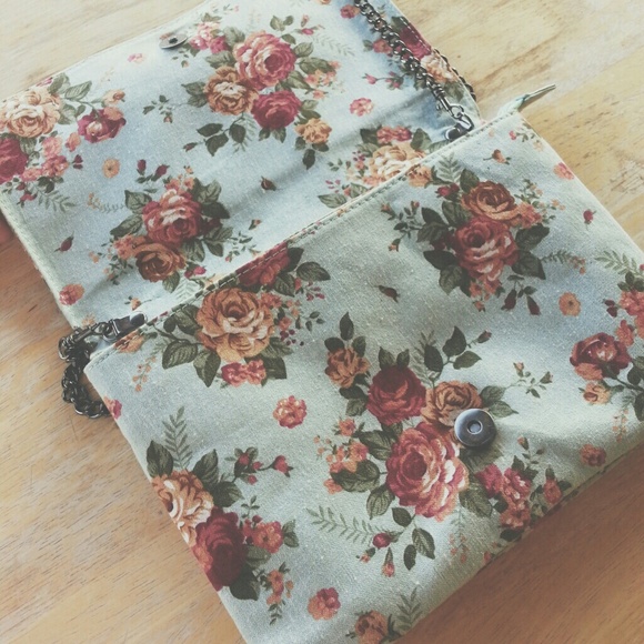Pretty Floral Crossbody/Clutch - Picture 2 of 4