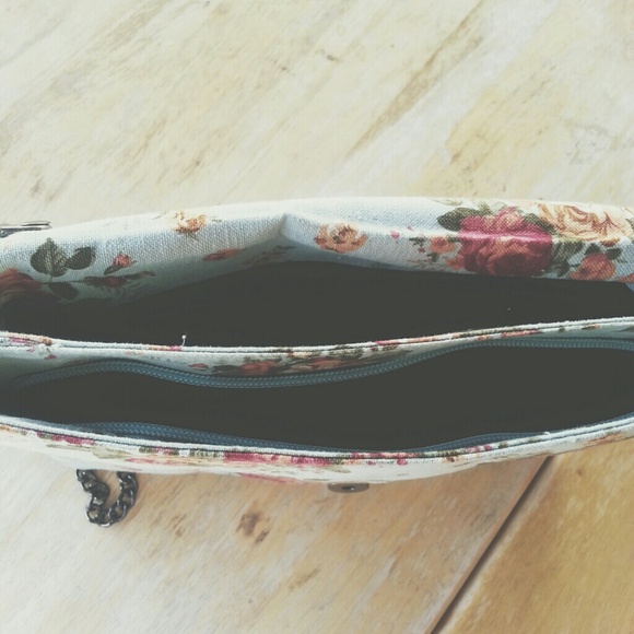Pretty Floral Crossbody/Clutch - Picture 3 of 4