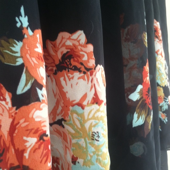 Black Floral high-low skirt - Picture 2 of 2