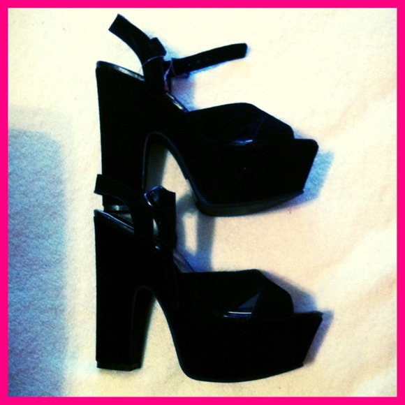 BLACK CHUNKY HEELS