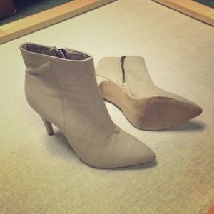 Healed ankle boots cream