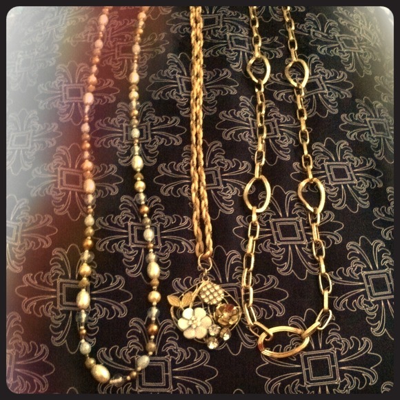 Gold necklaces 💛💛💛💛 all 3 for 15