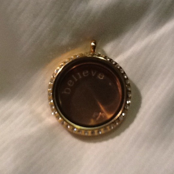 Glass locket with plate