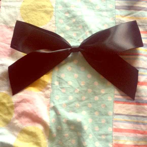 Black hair bow large.