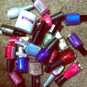 19 nail polishes 💅