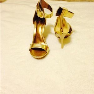 ❌❌SOLD❌❌Gold heels